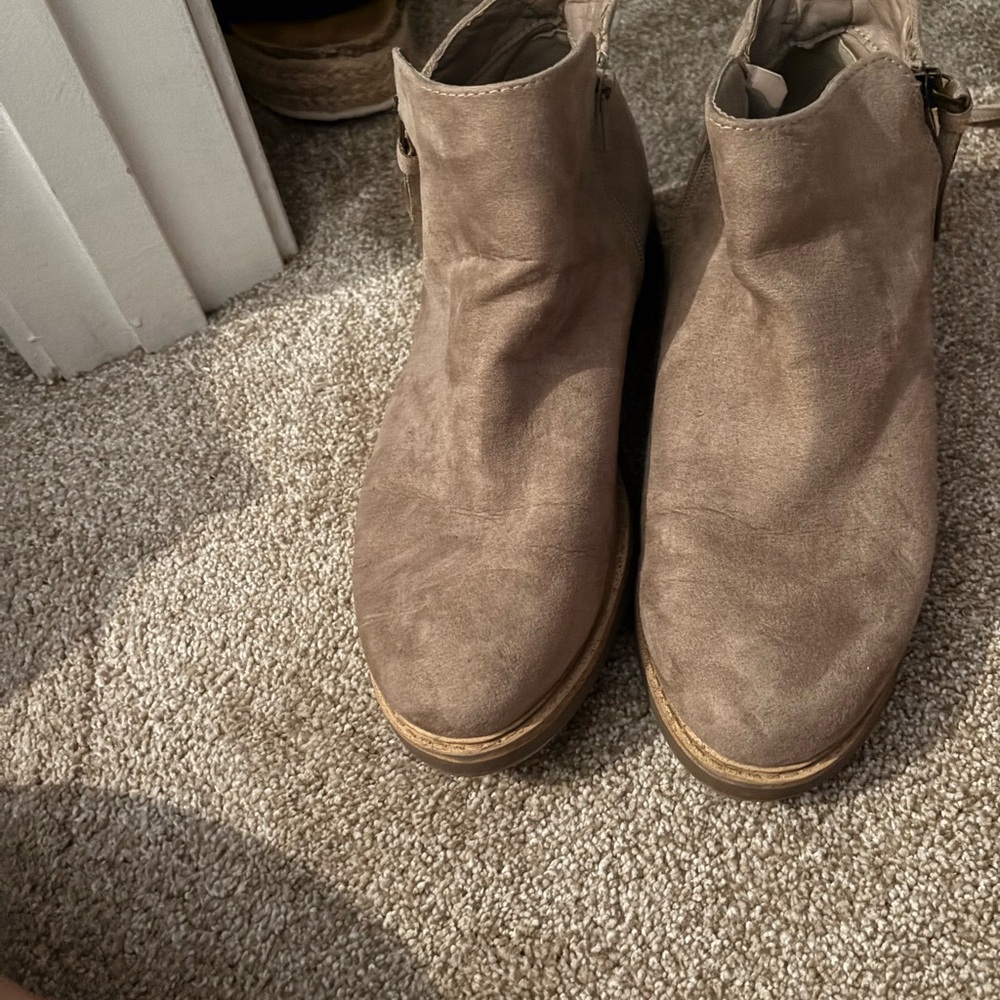 Shoes - Picture 2 of 3